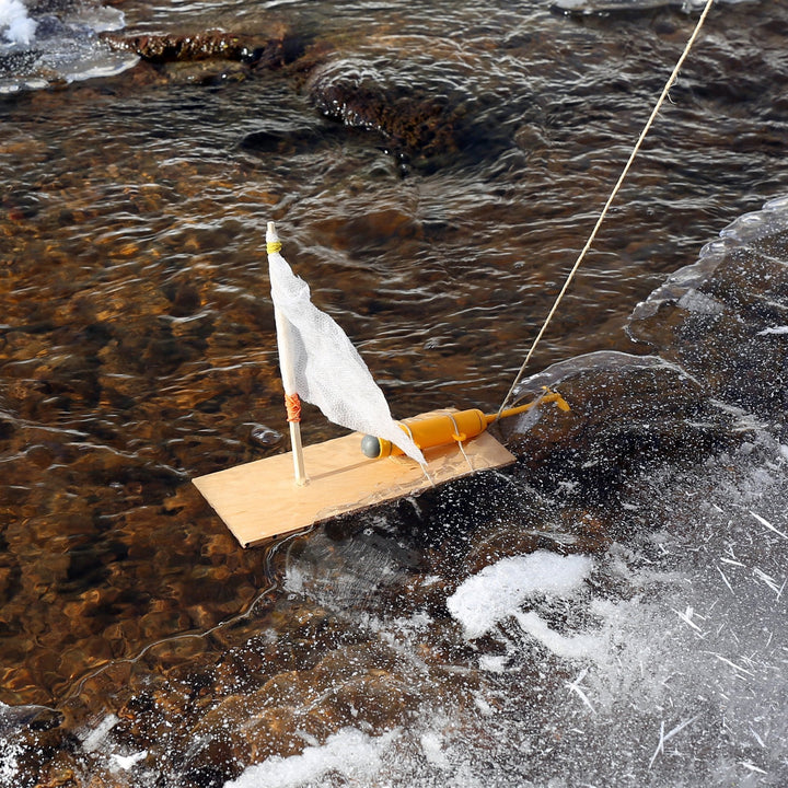 Kikkerland Motorboot Huckleberry, DIY boot bouwset met waterdichte onderdelen en AAA-batterijen inbegrepen
