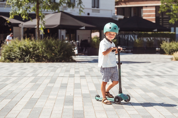Kind op Scoot & Ride Highwaykick 3 step met LED-wielen, kleur Forest