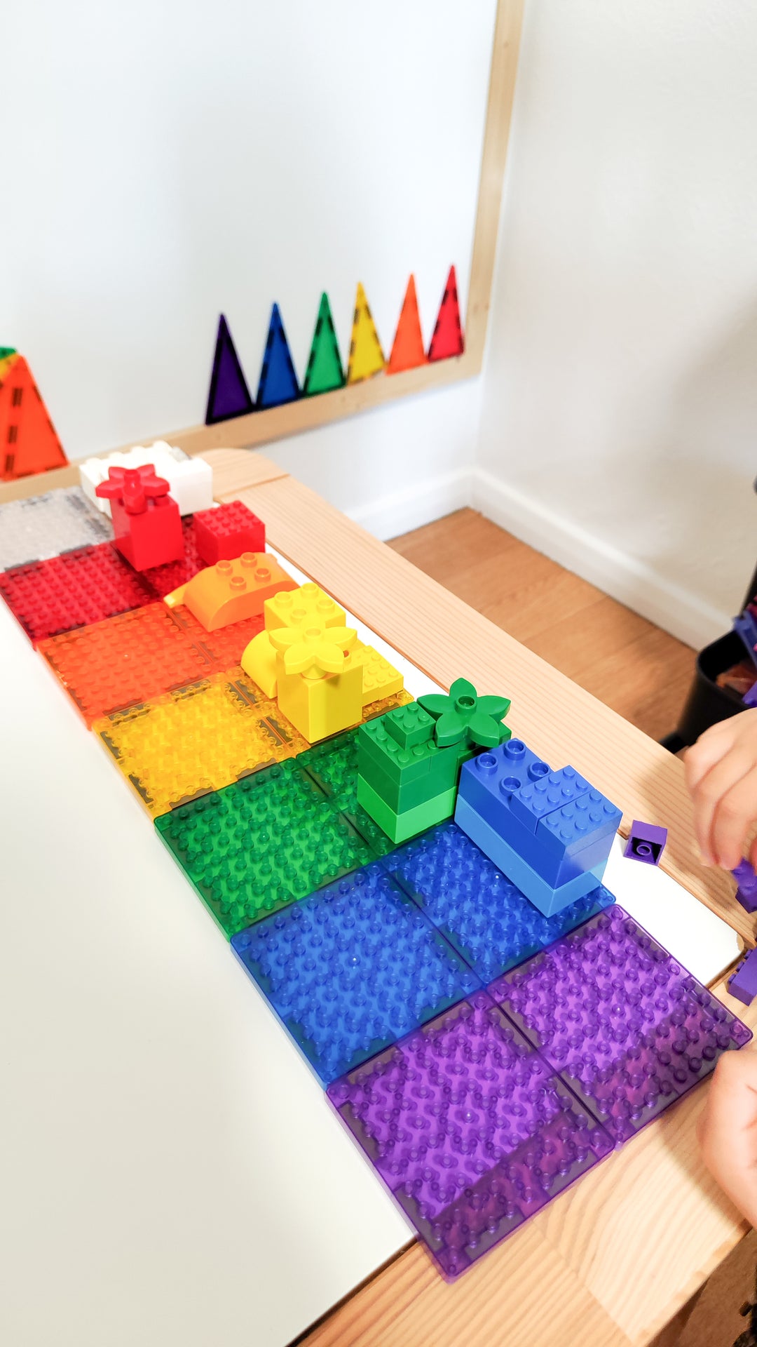 Cleverclixx Brick Tiles Intense, 16-delige magnetische bouwset, compatibel met LEGO® en DUPLO®, kleurrijke tegels voor creatieve bouwwerken