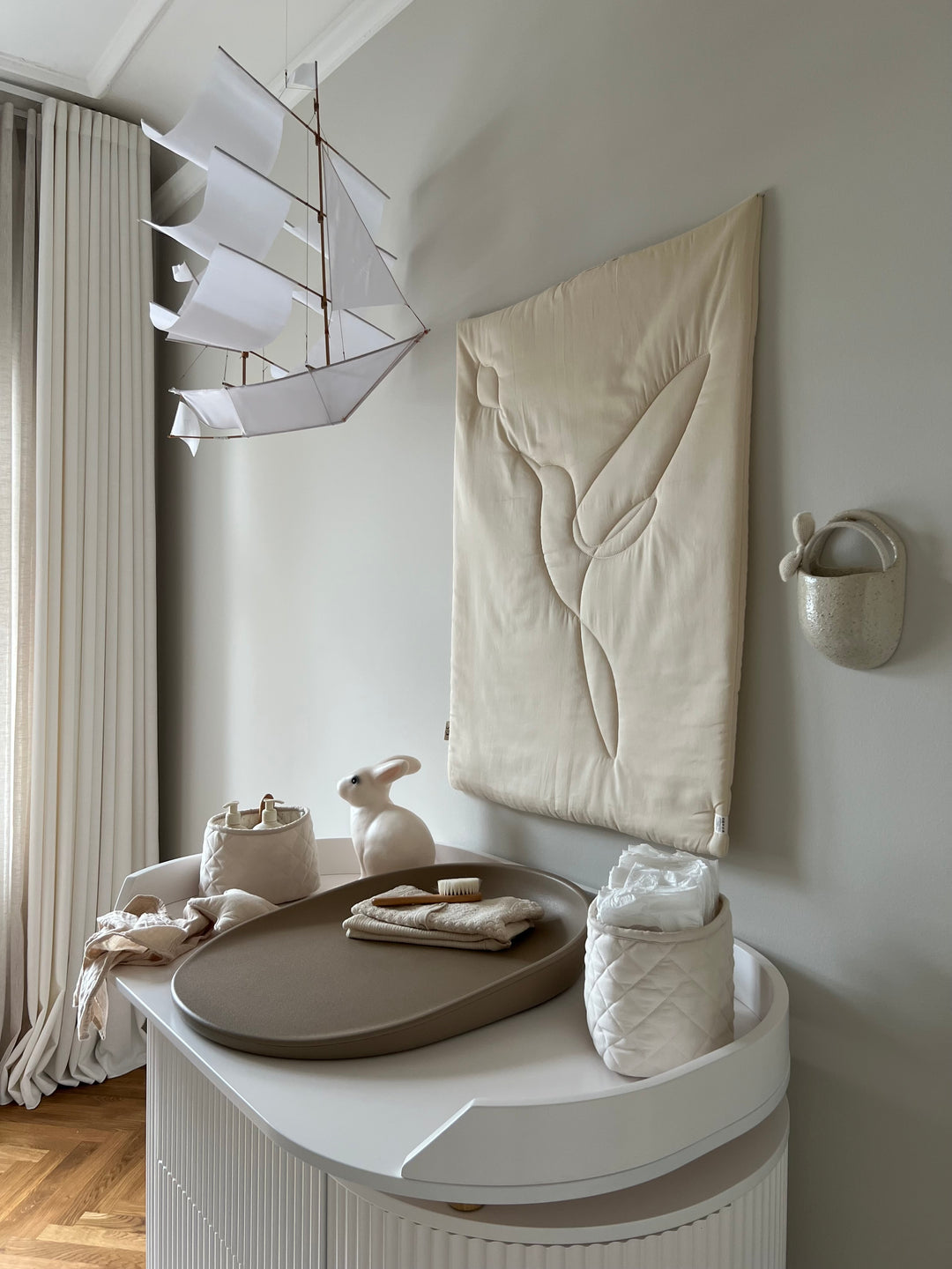 Opzetstuk voor Commode Kai in white oak met naadloze bevestiging