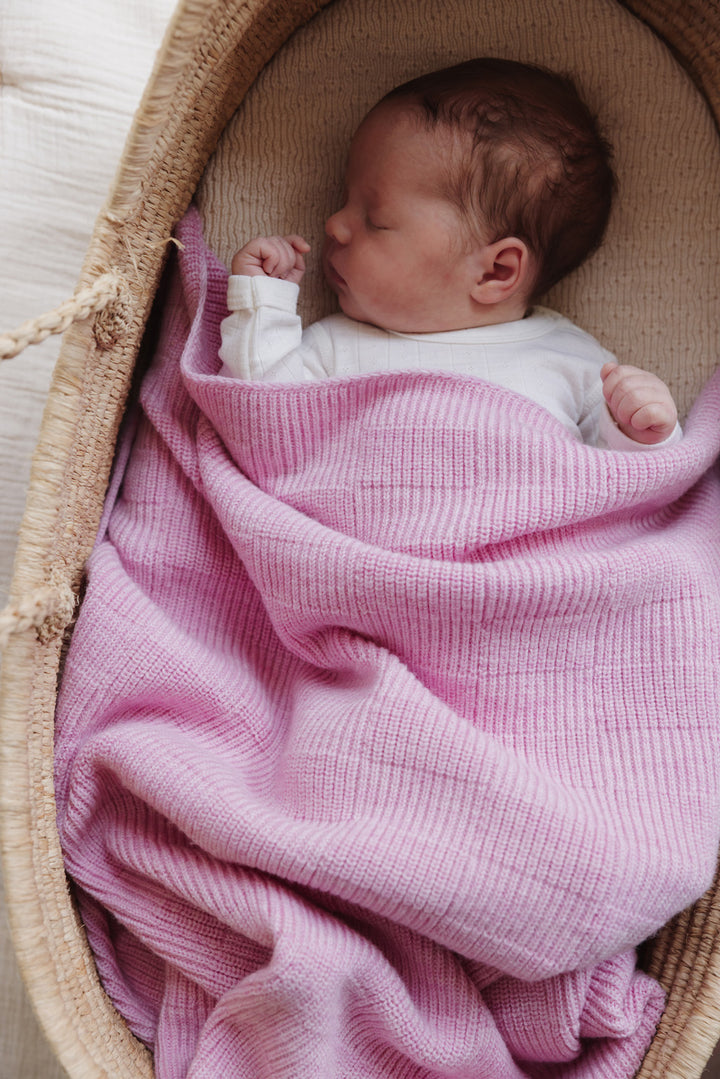 Hvid Ivy Bubblegum in Cotton Candy met geribbelde structuur, 70 x 95 cm