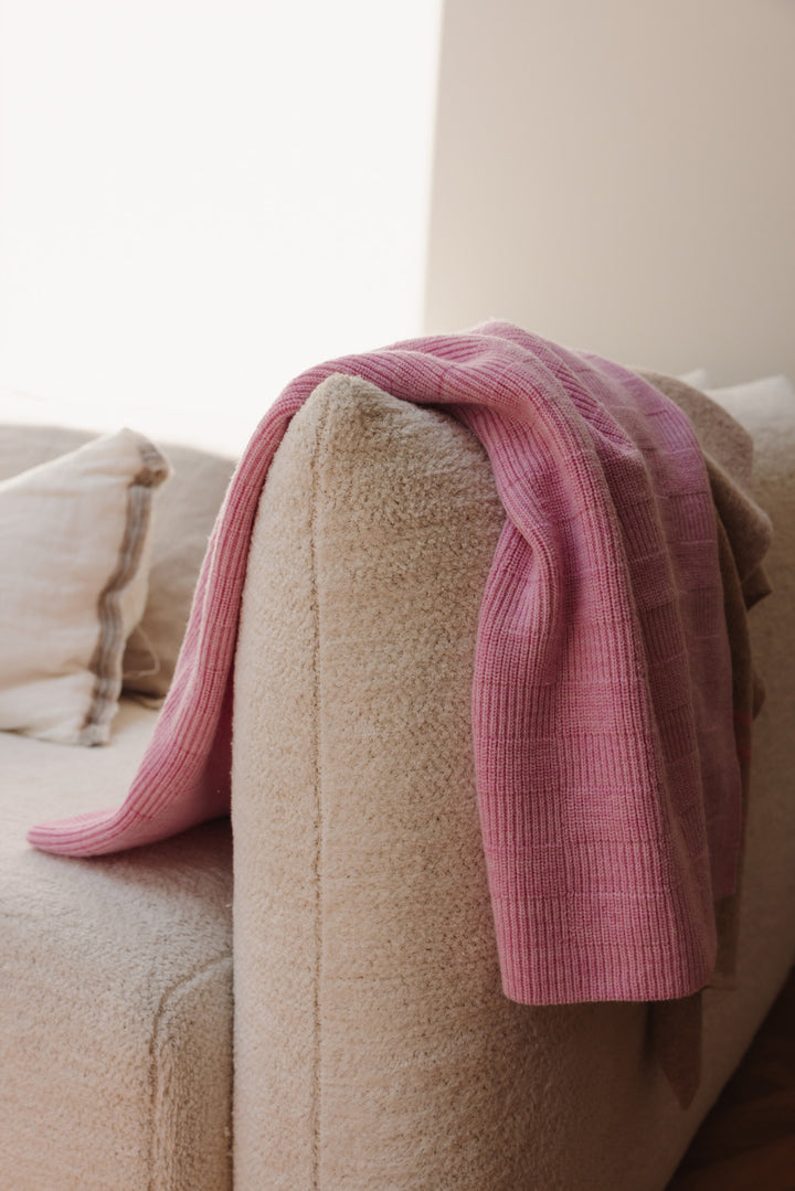 Hvid Ivy Bubblegum in Cotton Candy met geribbelde structuur, 70 x 95 cm
