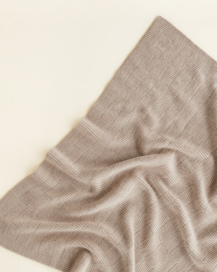 Hvid Ivy deken in Sand met geribbelde structuur, 70 x 95 cm