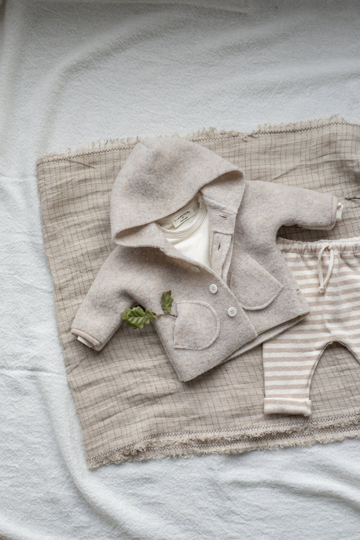 1+ In The Family - Jas Met Kap Jannick Beige
