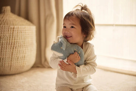 Jollein knuffel Roarsome in grijs blauw met ivoorkleurige vlekjes en een palmboompje