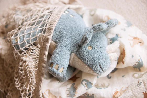 Jollein knuffel Roarsome in grijs blauw met ivoorkleurige vlekjes en een palmboompje