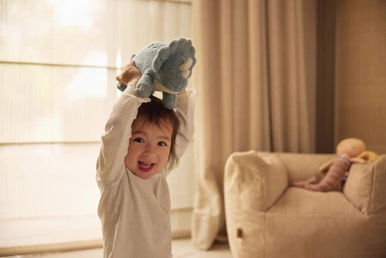 Jollein knuffel Roarsome in grijs blauw met ivoorkleurige vlekjes en een palmboompje