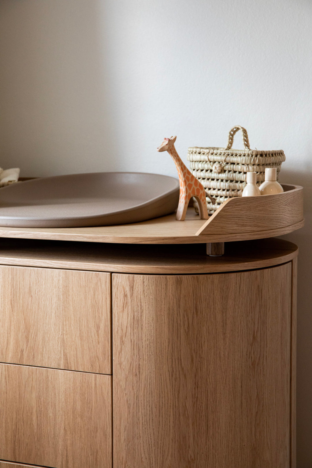 Kas Kopenhagen opzetstuk voor commode Kai in Veneer Oak met eikenhouten poten, geschikt voor kinderen tot 12 maanden/11 kg.