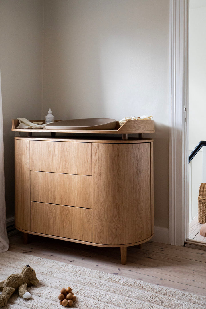 Kas Kopenhagen opzetstuk voor commode Kai in Veneer Oak met eikenhouten poten, geschikt voor kinderen tot 12 maanden/11 kg.