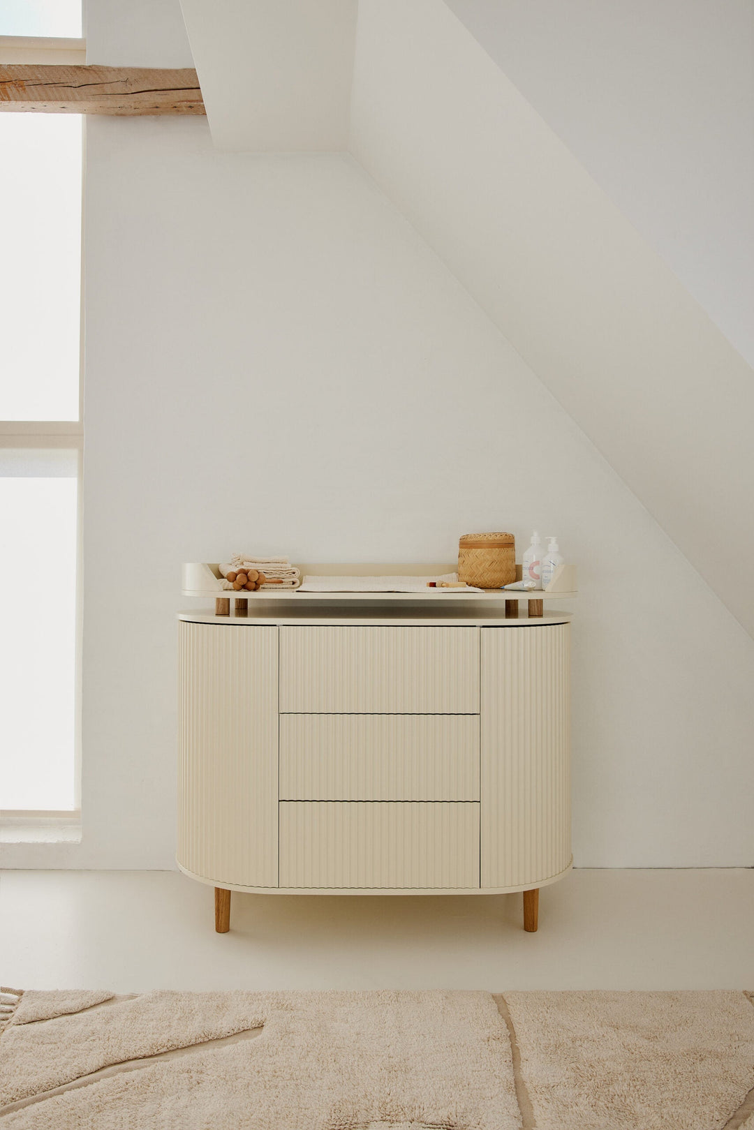 Kas Kopenhagen opzetstuk voor commode Kai in Cream Oak met eikenhouten poten, geschikt voor kinderen tot 12 maanden/11 kg.