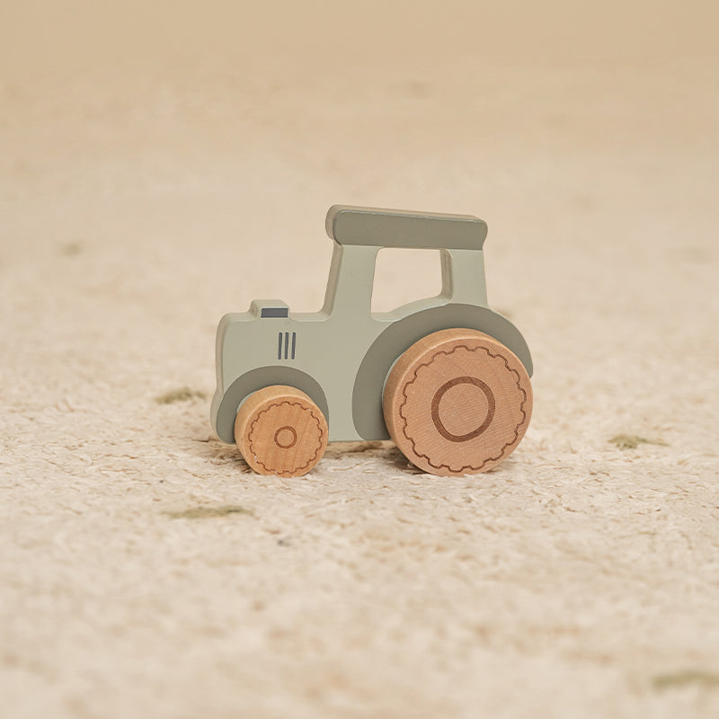 Little Dutch houten tractor in groene kleur met houten wielen uit de Little Farm collectie.

