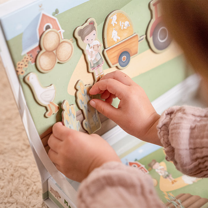 Magnetisch speelbord van Little Dutch met boerderijthema en magnetische stukjes.