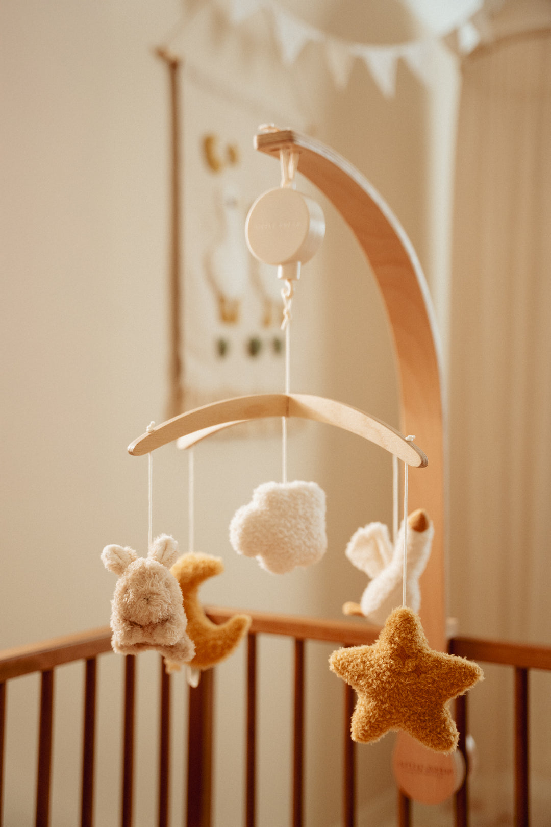 Houten muziekmobiel Newborn Naturals van Little Dutch boven wiegje in neutrale kleuren