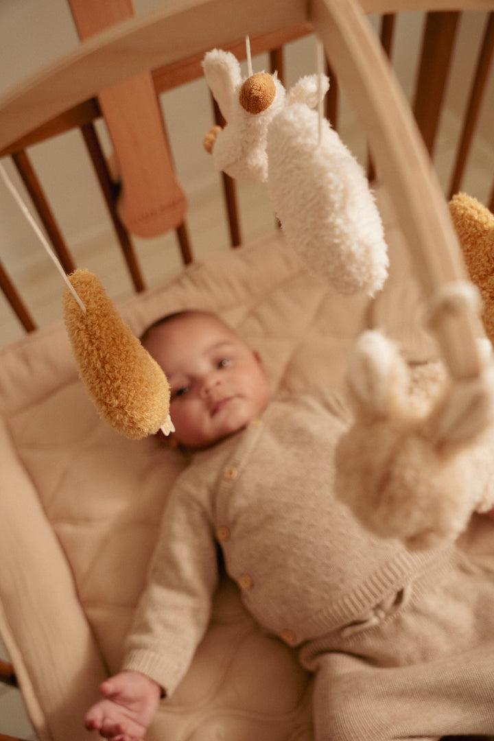 Houten muziekmobiel Newborn Naturals van Little Dutch boven wiegje in neutrale kleuren