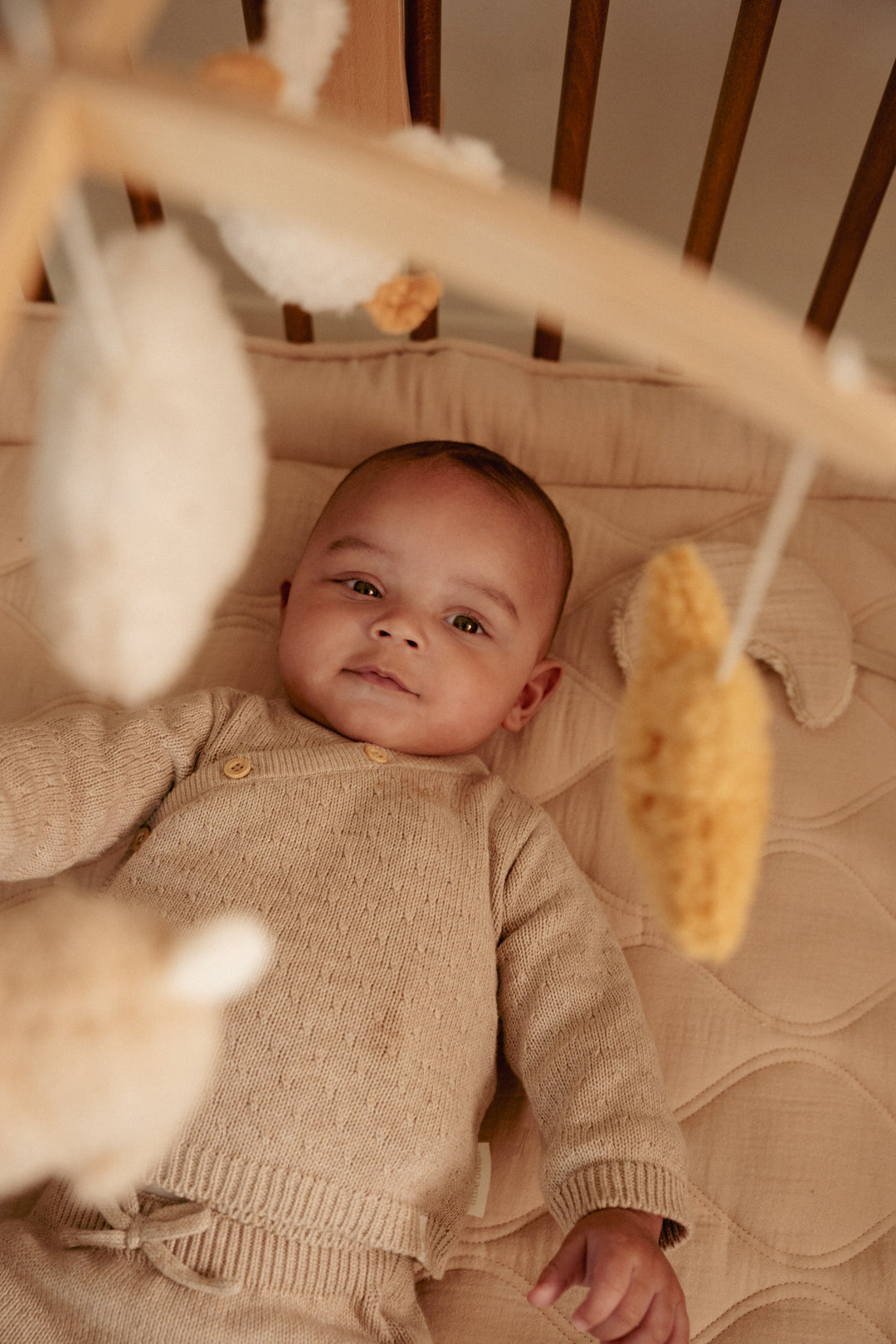 Houten muziekmobiel Newborn Naturals van Little Dutch boven wiegje in neutrale kleuren