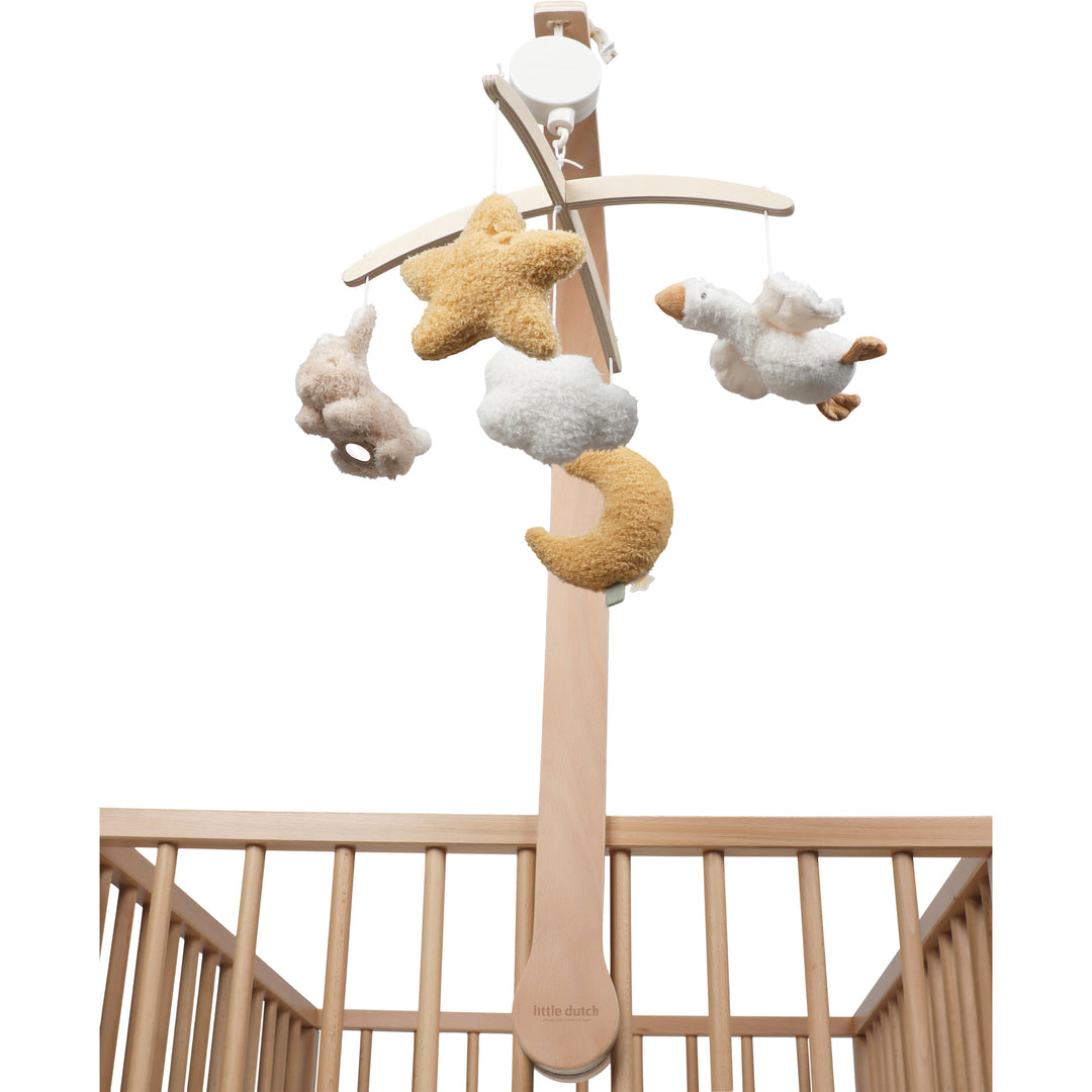 Houten muziekmobiel Newborn Naturals van Little Dutch boven wiegje in neutrale kleuren