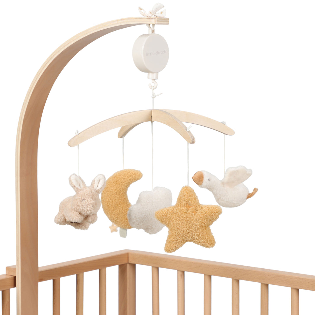 Houten muziekmobiel Newborn Naturals van Little Dutch boven wiegje in neutrale kleuren