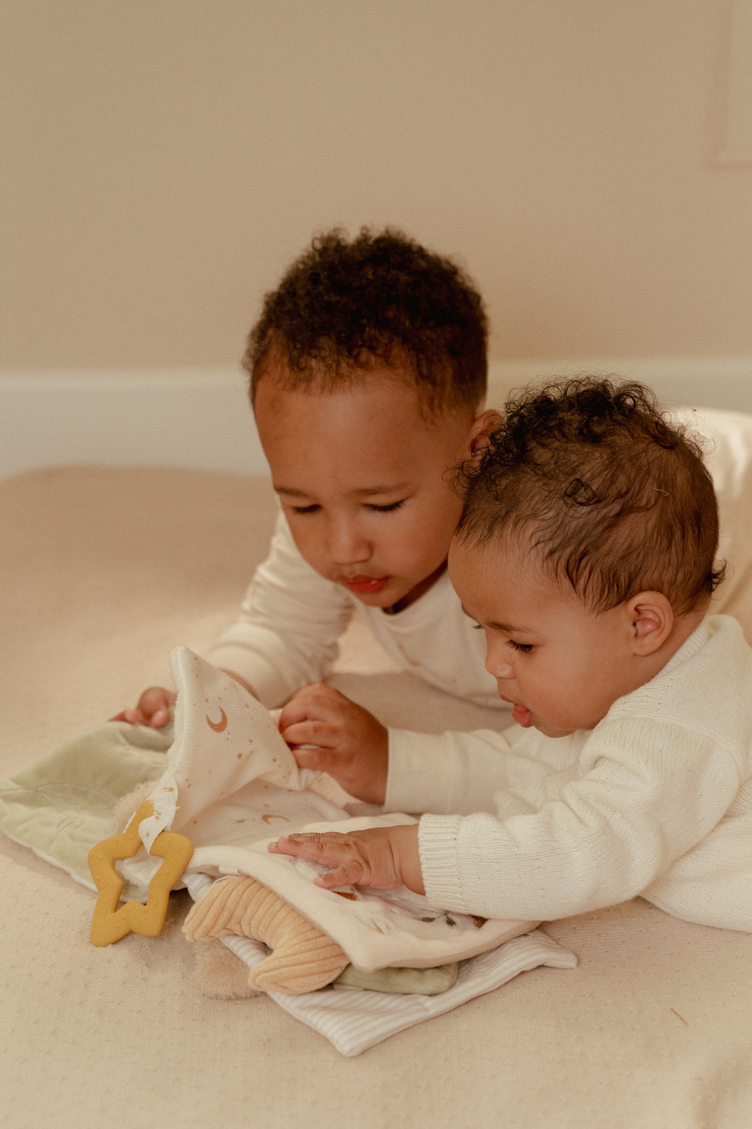 Little Dutch activiteitenboekje Newborn Naturals met rammelaar en spiegeltje