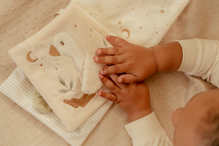 Little Dutch activiteitenboekje Newborn Naturals met rammelaar en spiegeltje