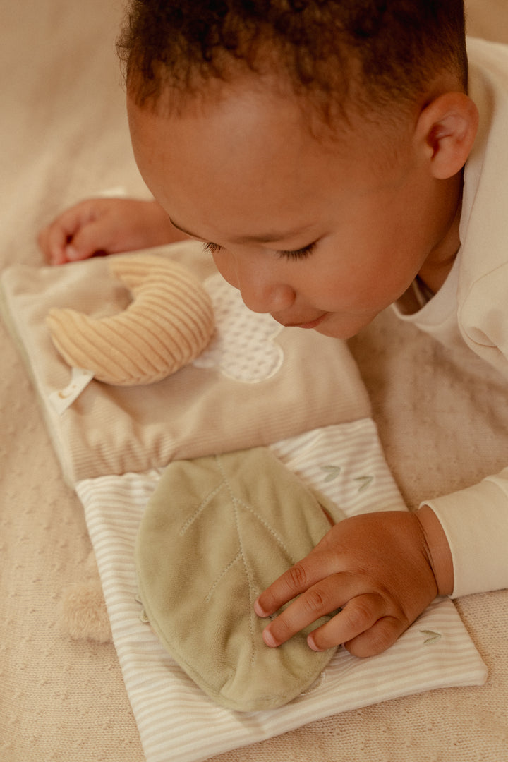 Little Dutch activiteitenboekje Newborn Naturals met rammelaar en spiegeltje