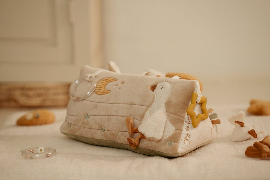 Little Dutch Activiteitendriehoek Newborn Naturals met zachte structuren en geluidjes