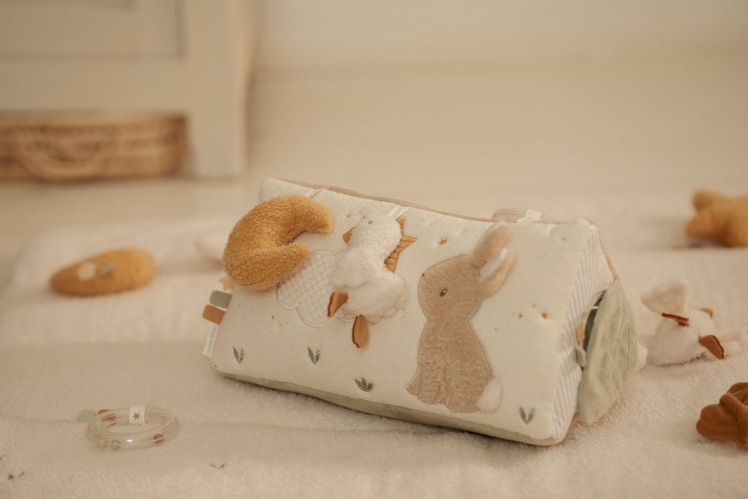 Little Dutch Activiteitendriehoek Newborn Naturals met zachte structuren en geluidjes