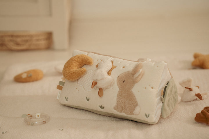 Little Dutch Activiteitendriehoek Newborn Naturals met zachte structuren en geluidjes