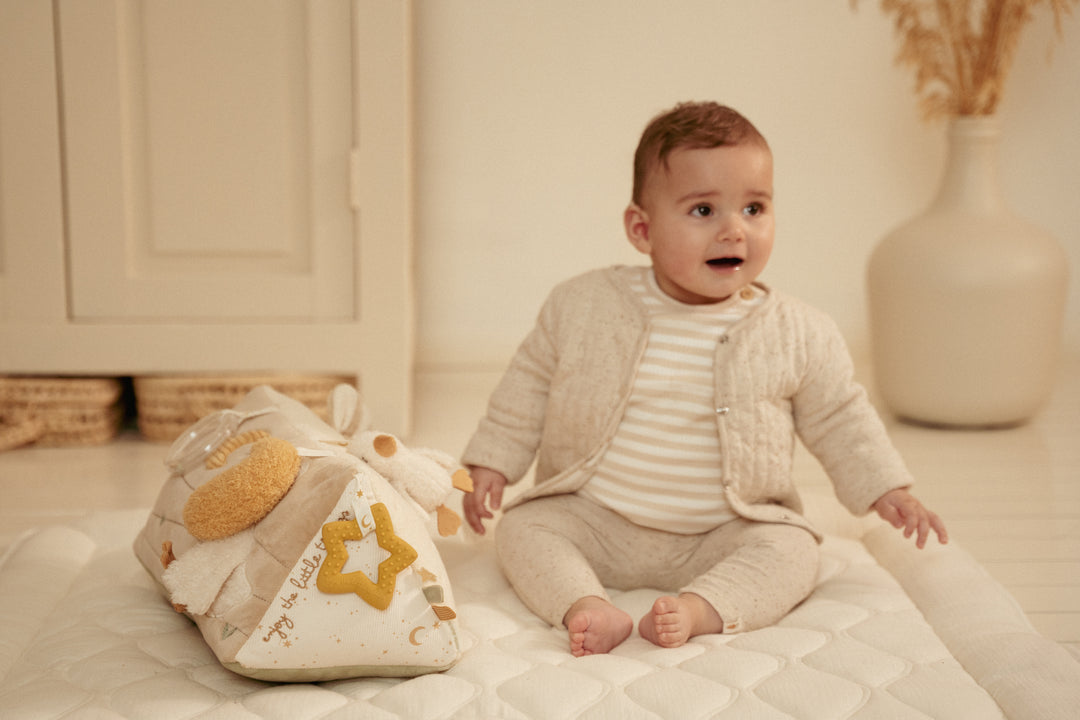 Little Dutch Activiteitendriehoek Newborn Naturals met zachte structuren en geluidjes