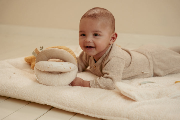 Little Dutch Grijpbal Newborn Naturals met zachte stof en open structuur