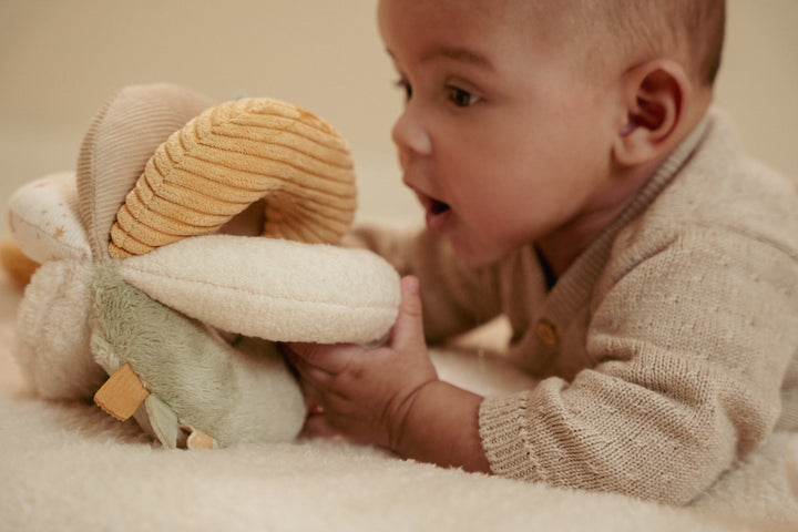 Little Dutch Grijpbal Newborn Naturals met zachte stof en open structuur