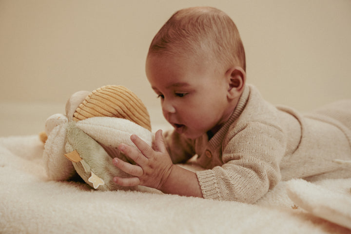 Little Dutch Grijpbal Newborn Naturals met zachte stof en open structuur