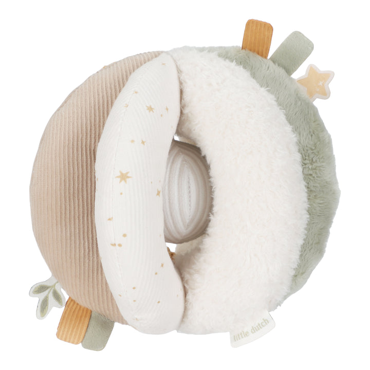 Little Dutch Grijpbal Newborn Naturals met zachte stof en open structuur