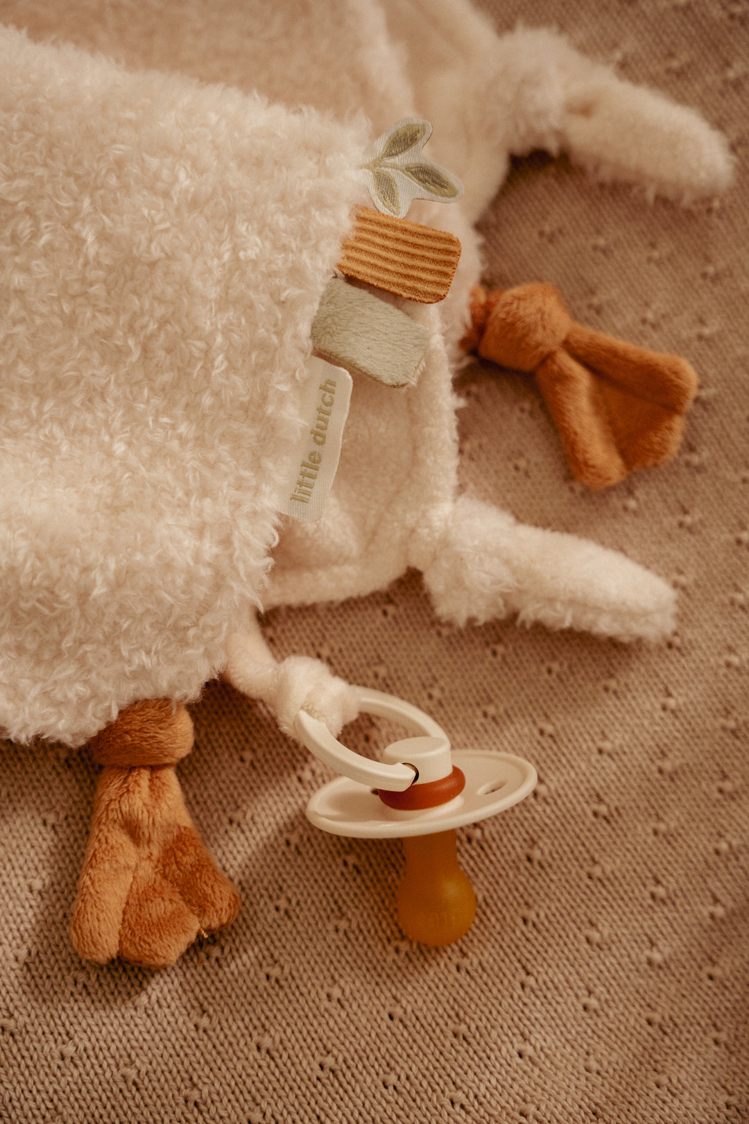 Little Dutch Knuffeldoekje Little Goose in zachte stof voor baby’s