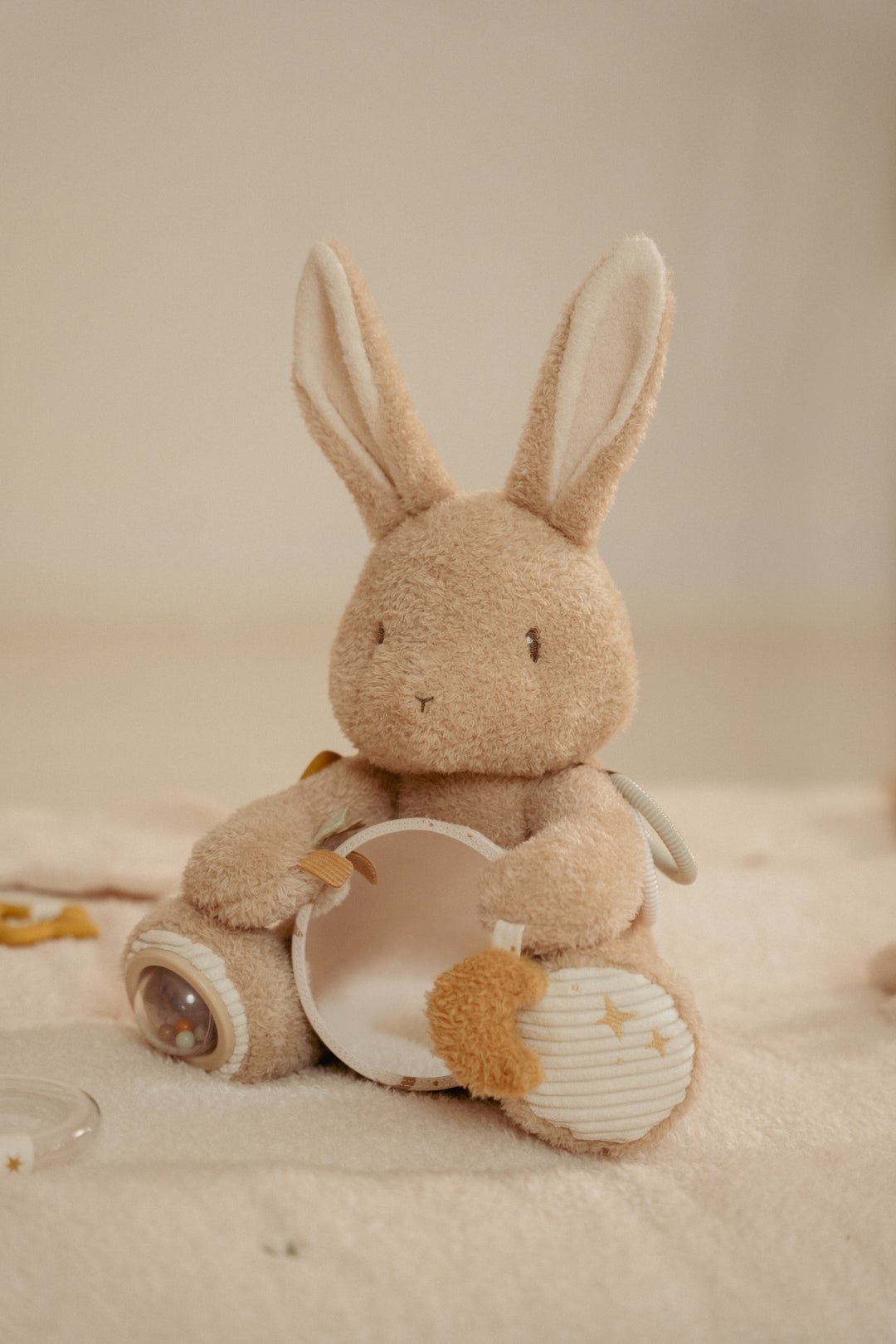 Little Dutch Activiteitenknuffel Baby Bunny met structuren en rammelgeluid