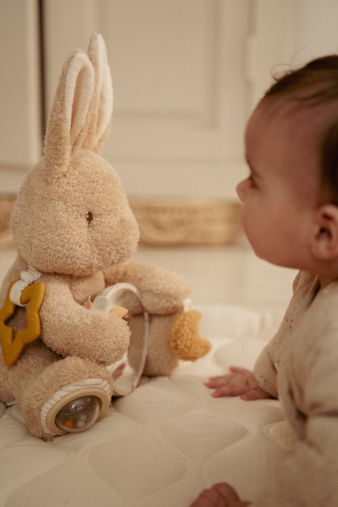 Little Dutch Activiteitenknuffel Baby Bunny met structuren en rammelgeluid