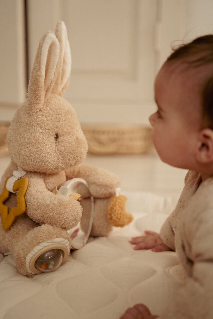 Little Dutch Activiteitenknuffel Baby Bunny met structuren en rammelgeluid