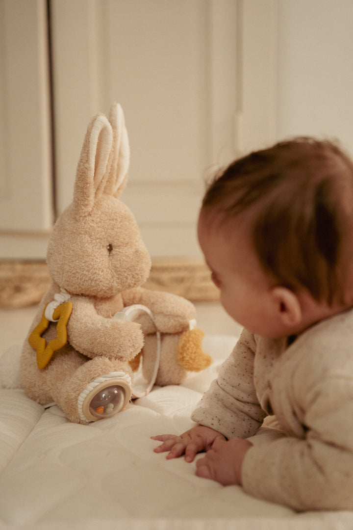 Little Dutch Activiteitenknuffel Baby Bunny met structuren en rammelgeluid