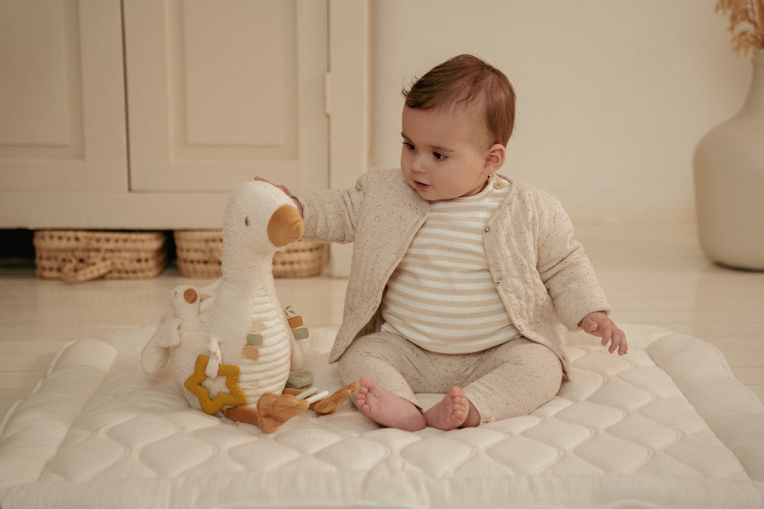 Little Dutch Activiteitenknuffel Little Goose met zachte stofjes en rammelgeluid