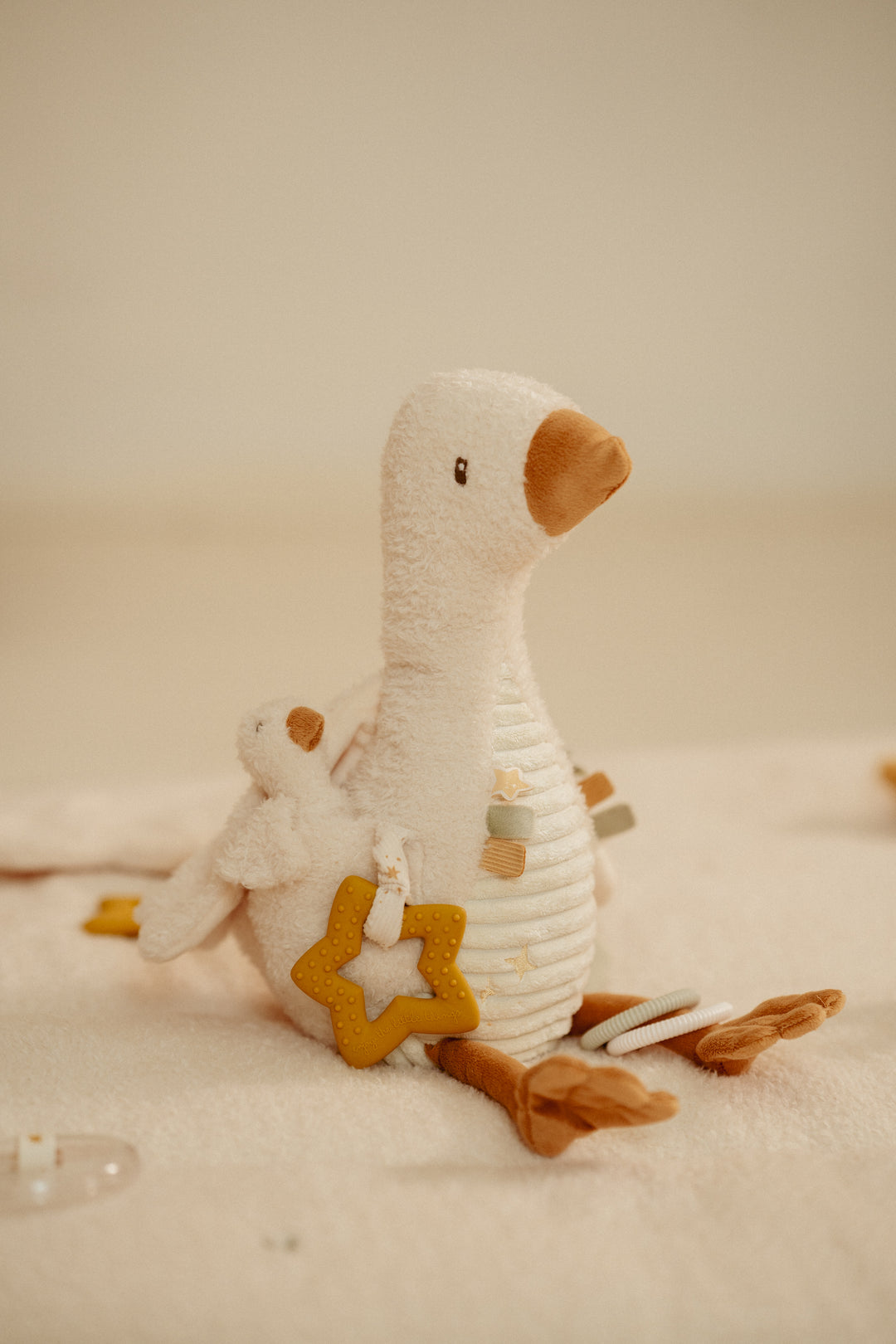 Little Dutch Activiteitenknuffel Little Goose met zachte stofjes en rammelgeluid
