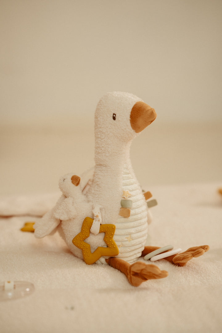 Little Dutch Activiteitenknuffel Little Goose met zachte stofjes en rammelgeluid