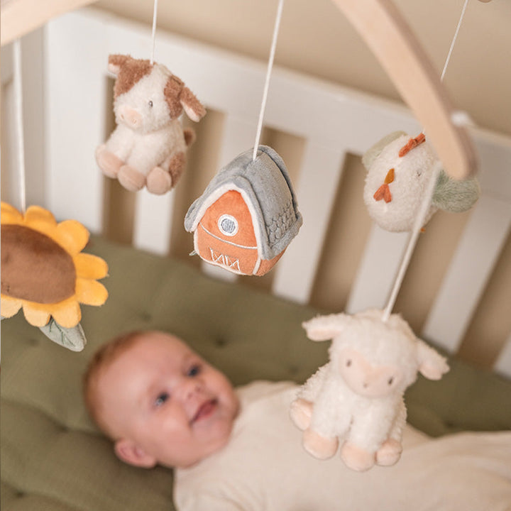 Little Dutch houten muziekmobiel met vijf schattige speeltjes uit de Little Farm collectie, bevestigd aan kinderbed.