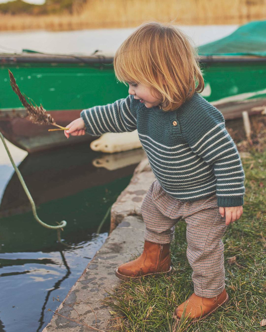 Buho babytrui in Bosco met gestreepte tricot, ronde hals en raglanmouwen