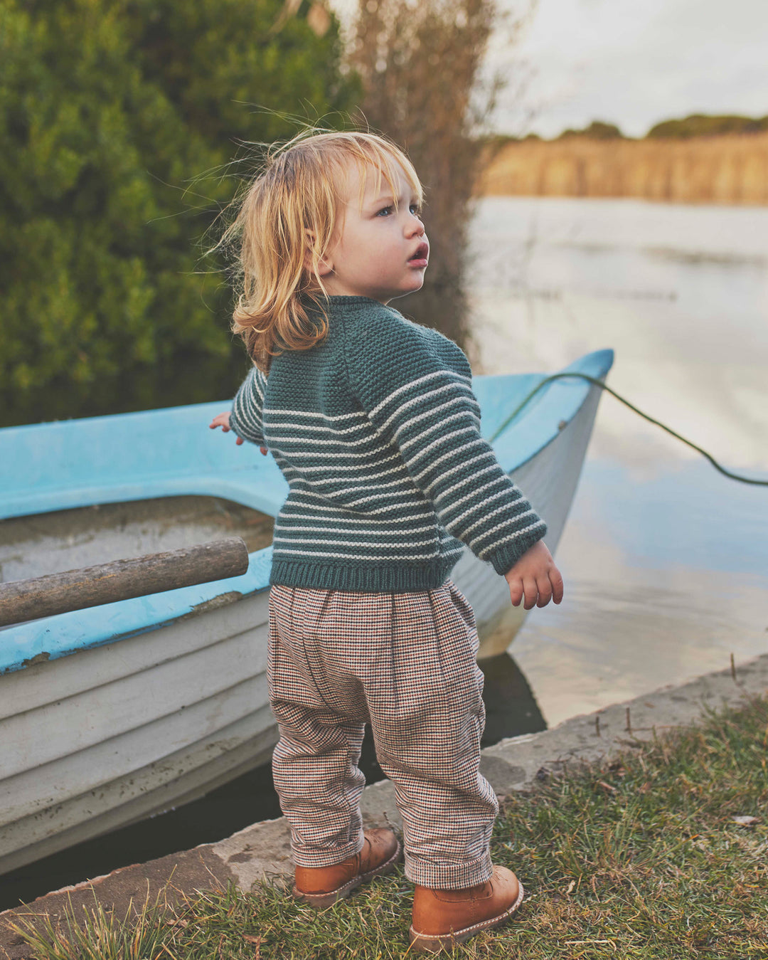 Buho babytrui in Bosco met gestreepte tricot, ronde hals en raglanmouwen