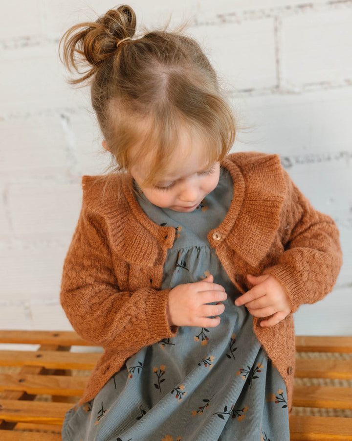 Buho gebreide cardigan in terracotta met ruches bij de halslijn en knoopsluiting aan de voorkant