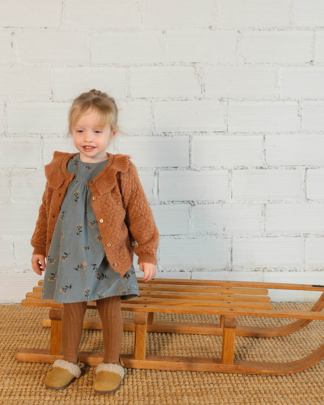 Buho gebreide cardigan in terracotta met ruches bij de halslijn en knoopsluiting aan de voorkant