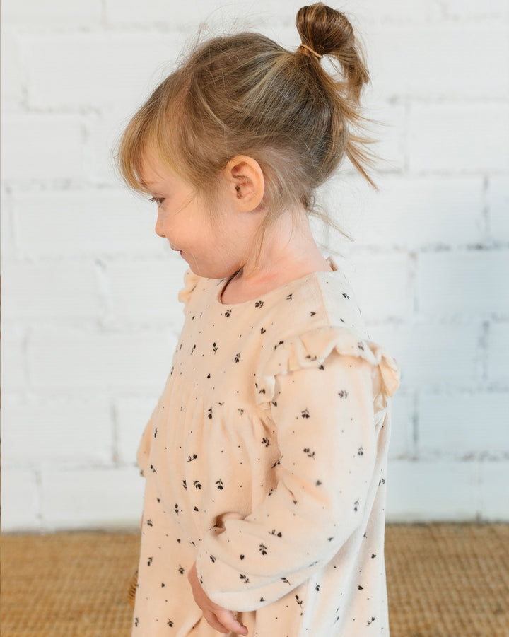 Buho baby fluwelen jurk met cuore print, ruches en knoopsluiting in Cream Pink