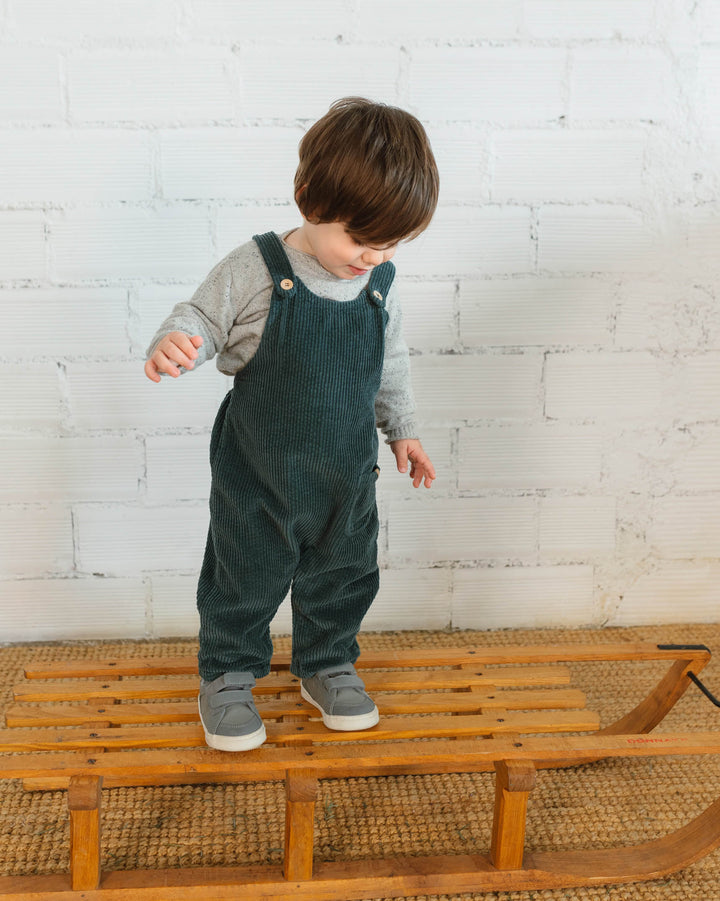 Buho baby corduroy salopette in Bosco met verstelbare bandjes, zak aan de voorkant en drukknopen in het kruis