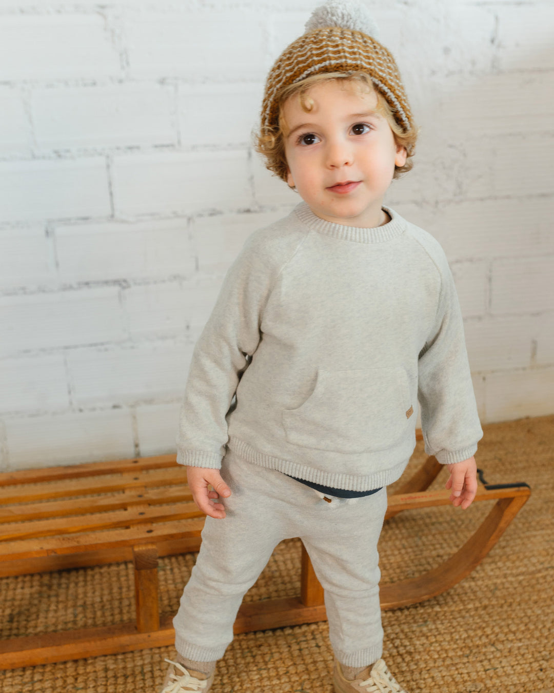 Buho baby sweater in Light Grey met kangoeroezak, geribde boorden en knoopsluiting op de rug