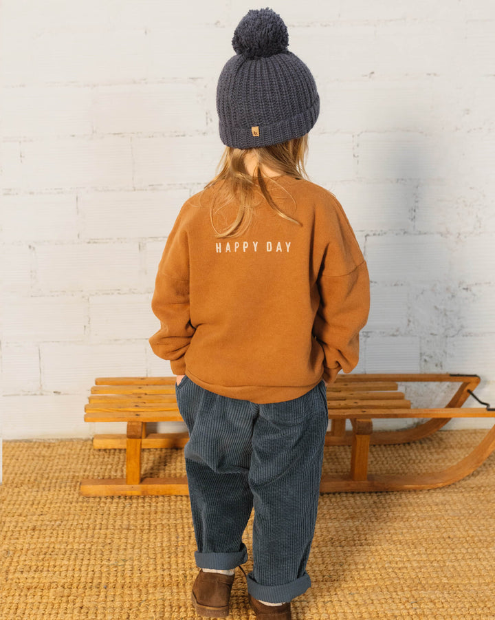 Buho zachte fleece sweater in Toffee met "Oh happy day" print, ronde hals en geribde boorden