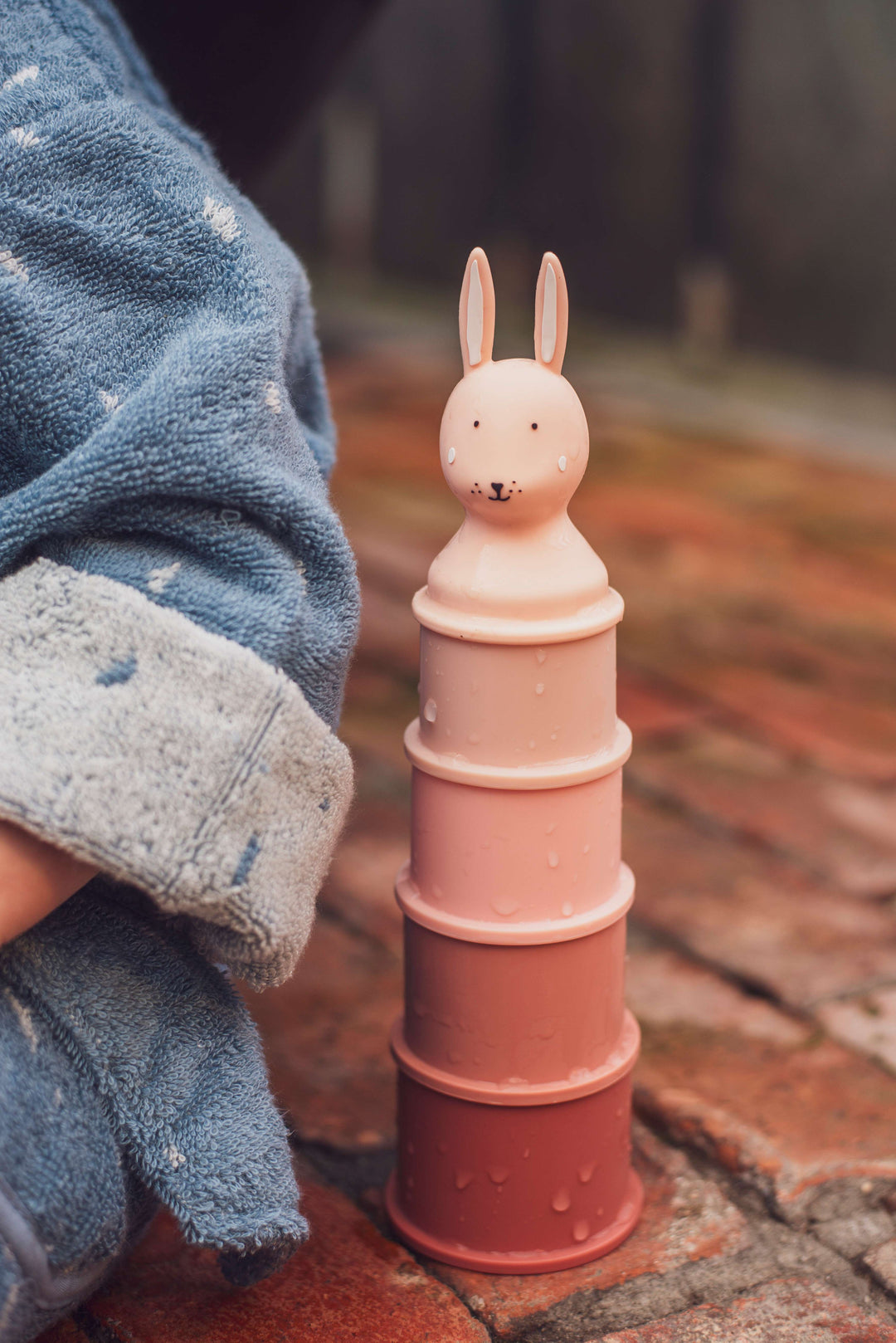 Stapelbare siliconen bekers Mrs. Rabbit van Trixie in zachte kleuren, ideaal voor badtijd en spel